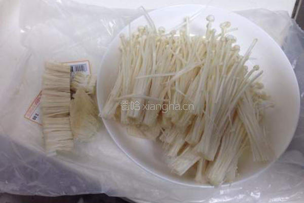 金针菇炒鸡蛋的做法图解1