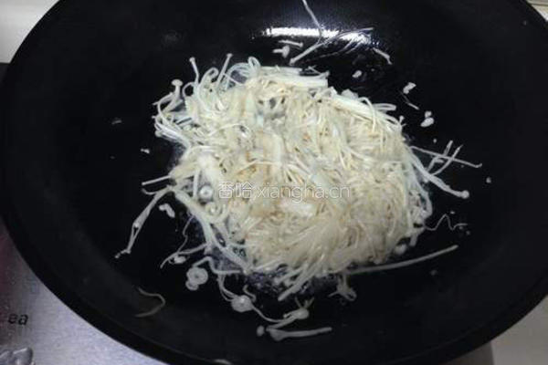 金针菇炒鸡蛋的做法图解5
