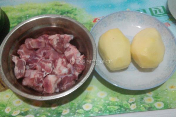 土豆烧排骨的做法图解1