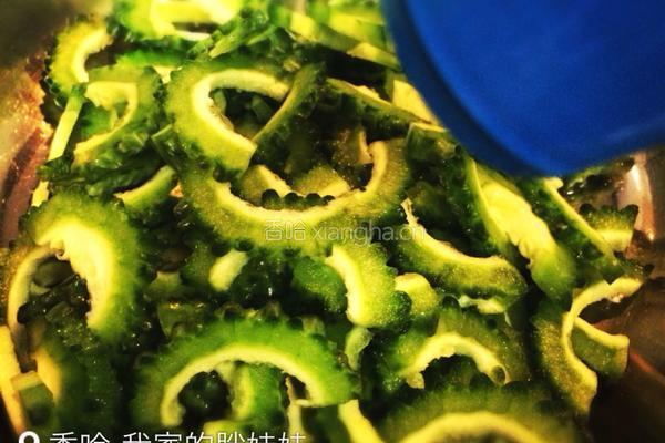 豆腐鸡蛋炒苦瓜的做法图解1