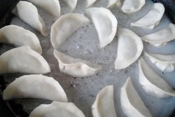 超简单酥脆水煎饺的做法图解5