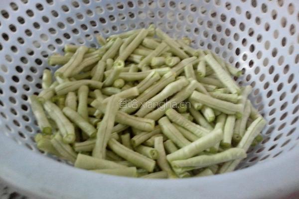 干煸豆角的做法图解1