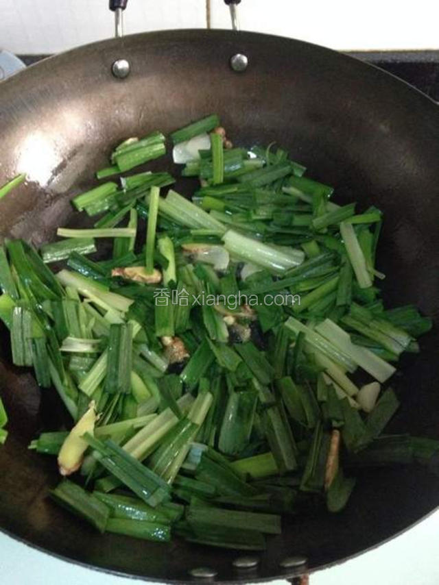 倒入蒜苗、芹菜下锅炒半分钟。