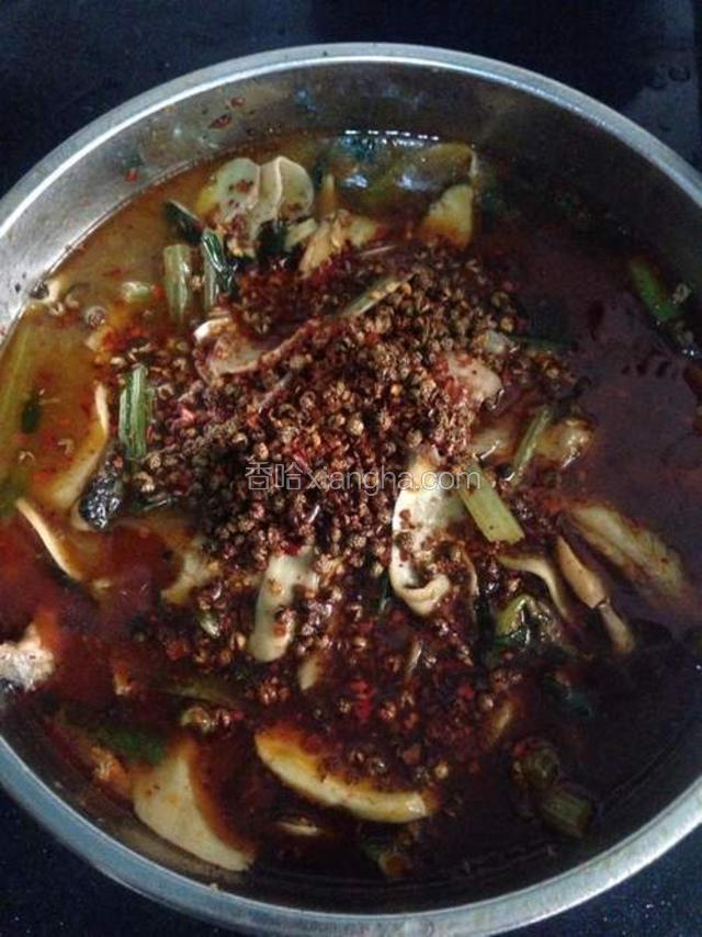 将煮好的鱼菜一起倒入大盆中，把适量花椒、辣椒面放在盆中央（喜欢超级辣的可以放入小米辣椒段，我家向二一般是放入5-6个辣椒），用滚油淋入。