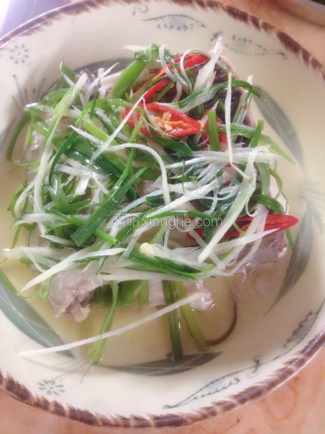 起锅后挑去，姜片，葱白，倒掉3/2鱼汤，放上姜丝葱绿，浇上热油淋上酱油即可。