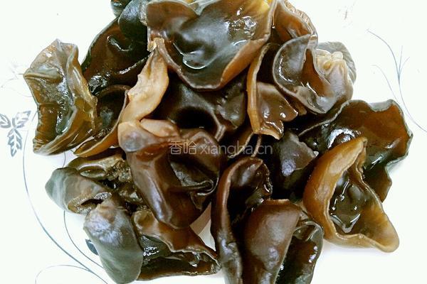 木耳炒豆腐的做法图解1