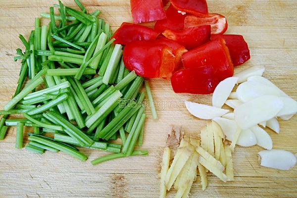 木耳炒豆腐的做法图解3