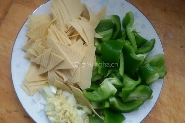 豆皮尖椒的做法图解1