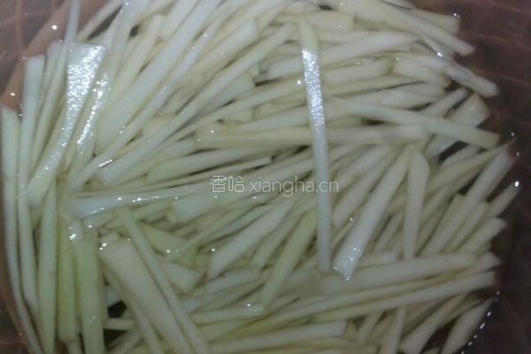 木瓜青椒肉丝配的做法图解1