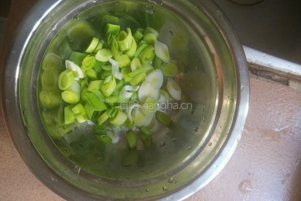 蒜苗腊肠蛋炒饭的做法图解2