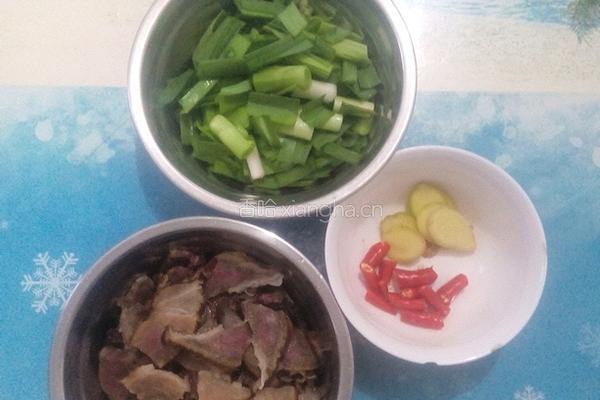 青蒜炒腊肉的做法图解1