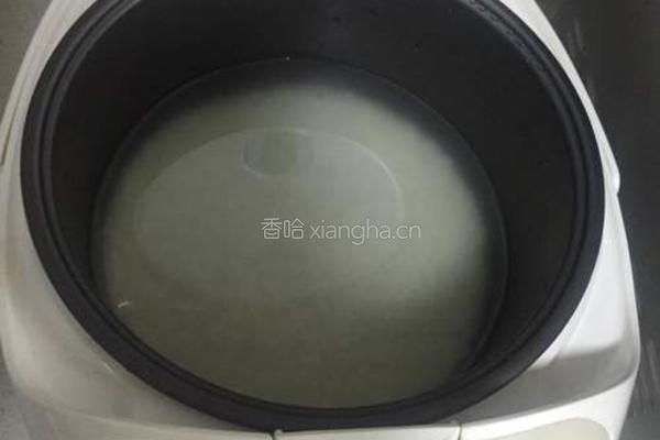 香菇皮蛋瘦肉粥的做法图解2