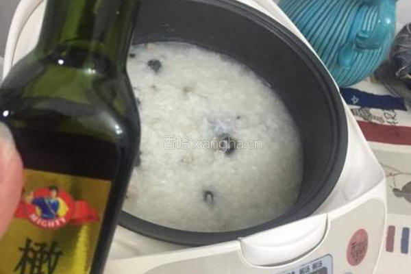 香菇皮蛋瘦肉粥的做法图解5