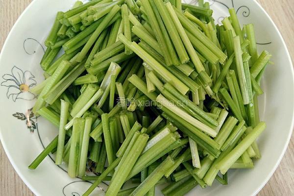芹菜炒粉条的做法图解1