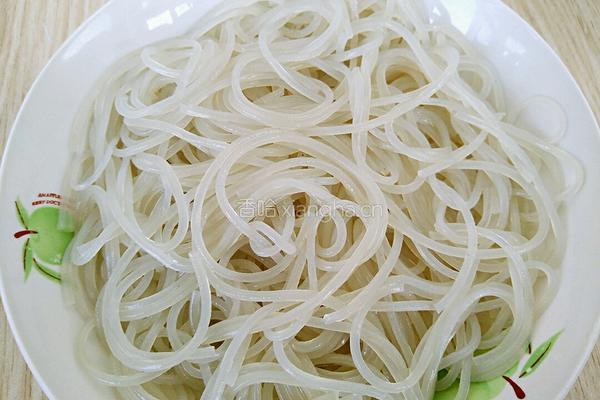 芹菜炒粉条的做法图解2