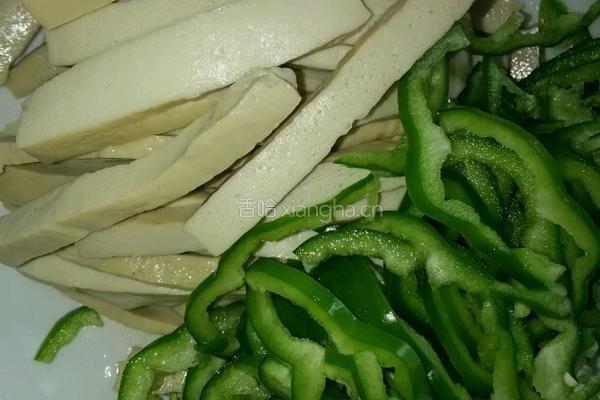 青椒豆干的做法图解1