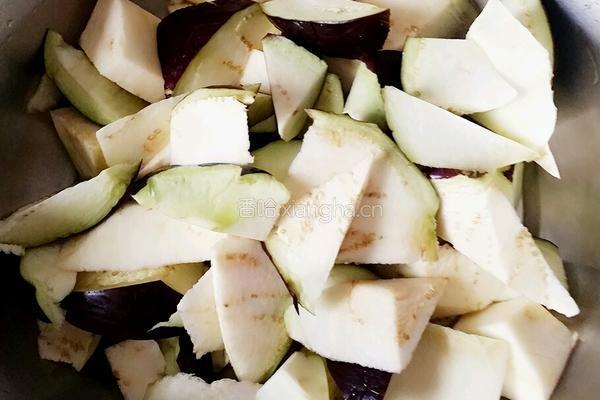 蒜香烧茄子的做法图解1