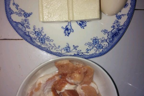 肉末菜豆腐(想要好看，可以炒点辣椒油淋上去)的做法图解1