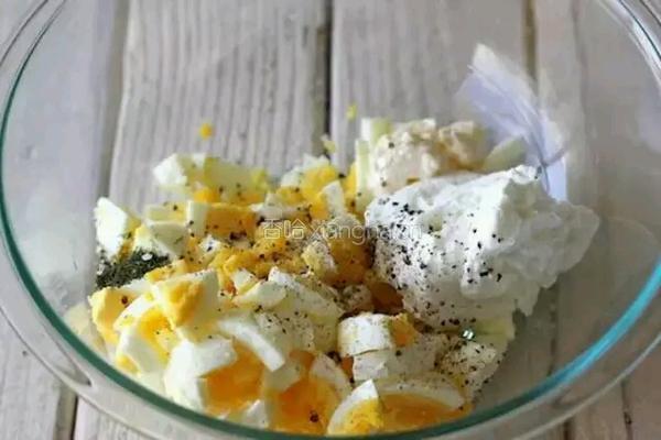 Greek Yogurt 鸡蛋沙拉三明治的做法图解1