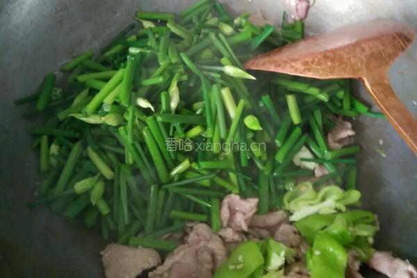 青椒韭菜苔炒肉片的做法图解2