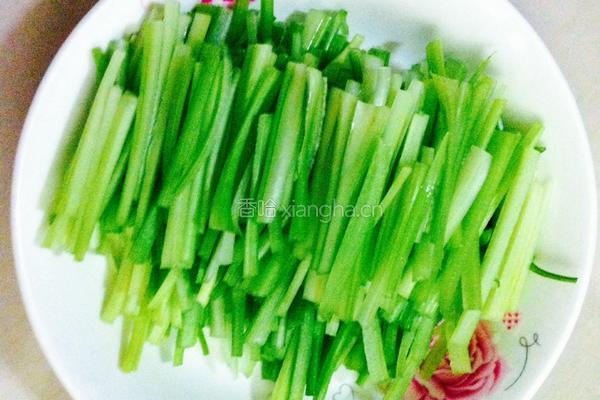 芹菜炒豆干的做法图解1