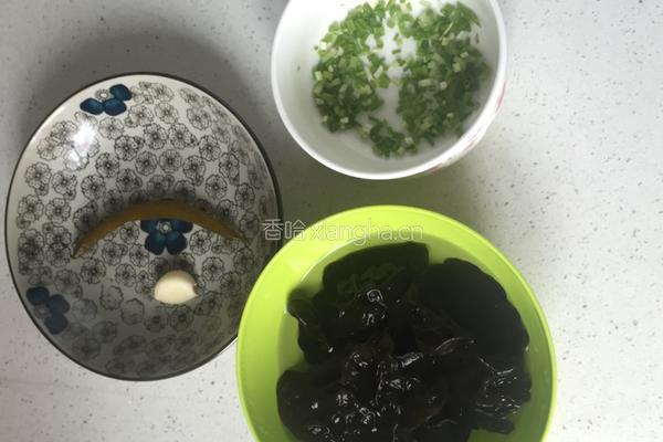 生椒凉拌黑木耳的做法图解1
