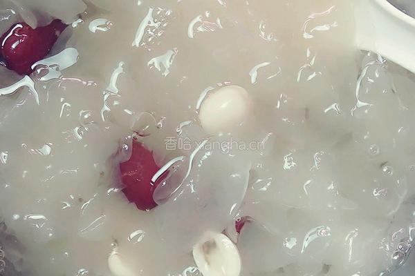 银耳莲子羹的做法图解6