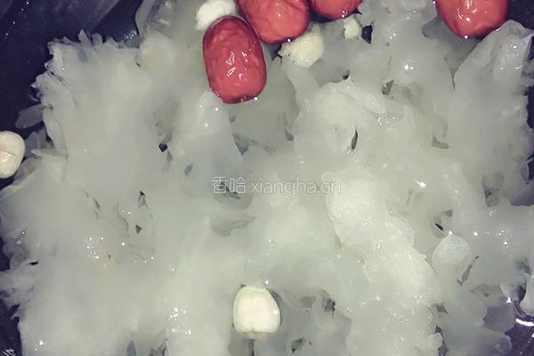 红枣莲子银耳汤的做法图解1