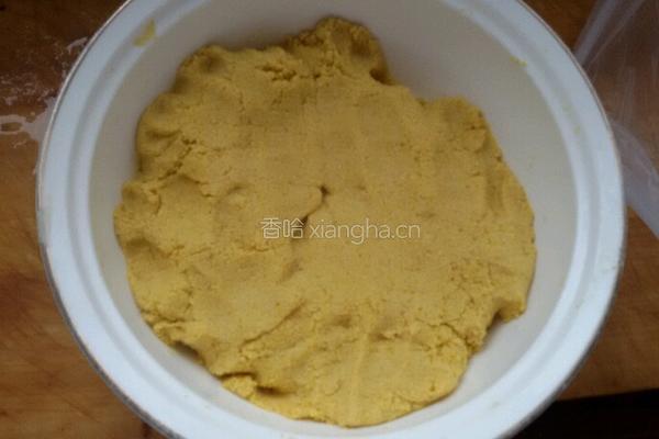 玉米面贴饼子的做法图解1