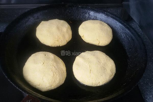 玉米面贴饼子的做法图解2