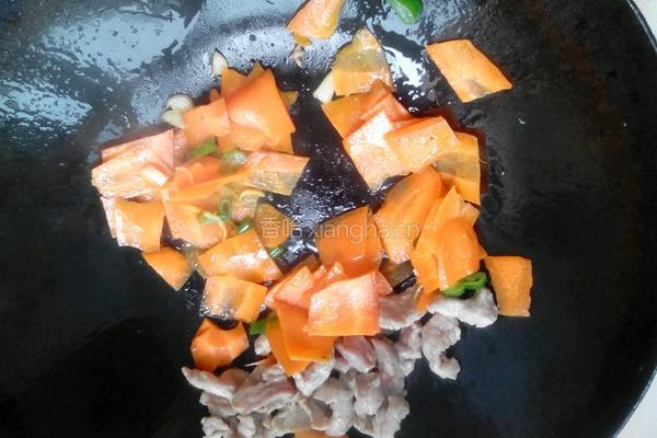 香菇胡萝卜炒肉的做法图解8