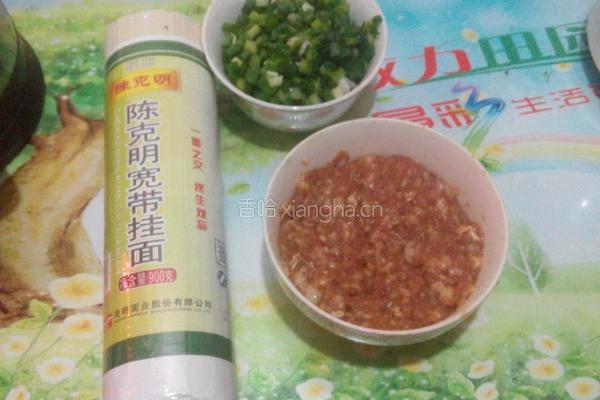 炒宽带挂面的做法图解1