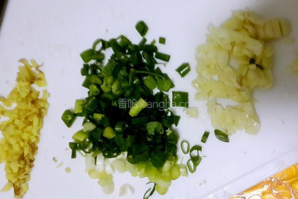 芹菜萝卜炒鸡丁。的做法图解6