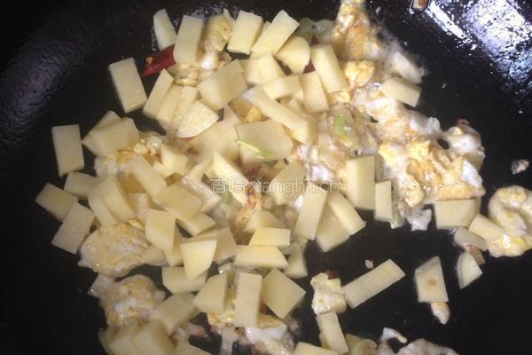 土豆炒油饼的做法图解5