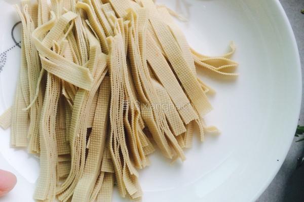 芹菜炒千张的做法图解1