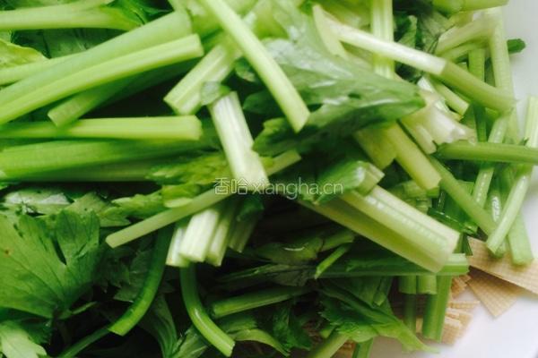 芹菜炒千张的做法图解2