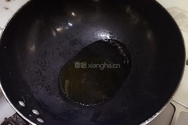 青椒炒虾仁的做法图解1