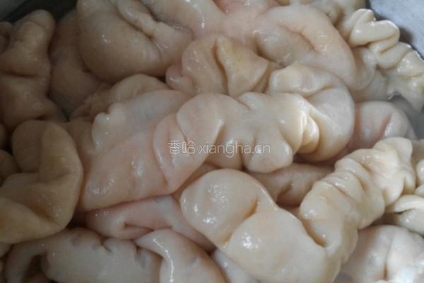 双椒爆肥肠的做法图解1