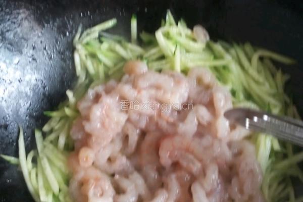 黄瓜炒虾仁的做法图解3