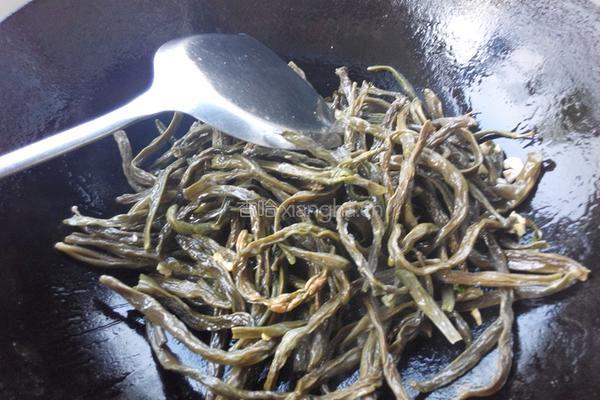 红烧肉炖干豆角的做法图解6