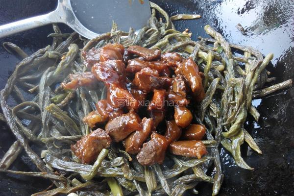 红烧肉炖干豆角的做法图解7