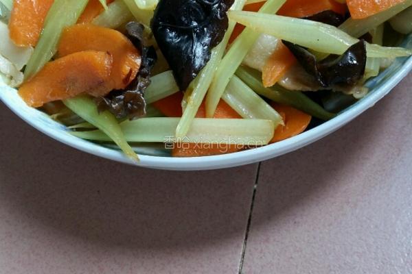 芹菜黑木耳胡萝卜炒肉的做法图解8