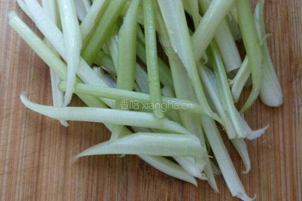 芹菜黑木耳胡萝卜炒肉的做法图解1