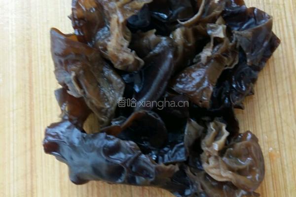 芹菜黑木耳胡萝卜炒肉的做法图解2