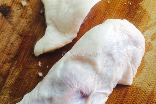 毛豆花生炖鸭腿的做法图解1