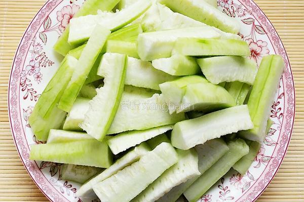 丝瓜炒鸡蛋的做法图解1