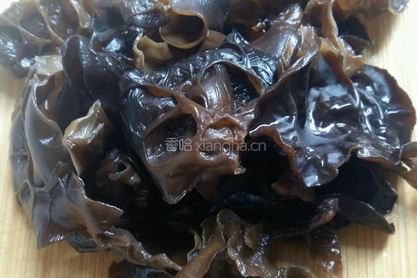 青瓜黑木耳炒瘦肉的做法图解1
