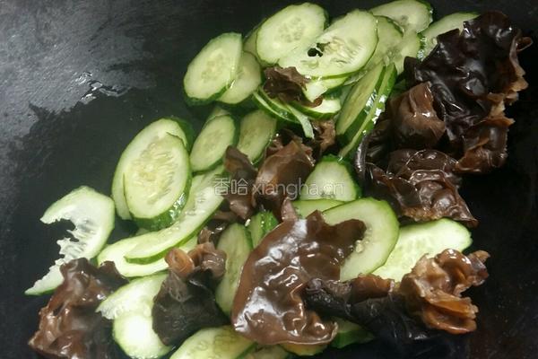 青瓜黑木耳炒瘦肉的做法图解5