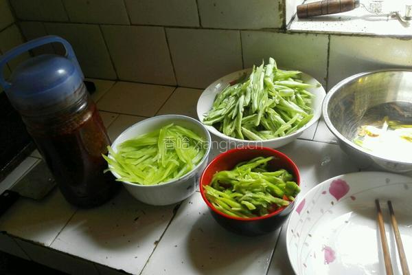 猪肉炒三丝的做法图解1