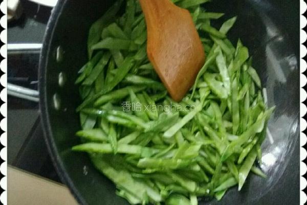 犍孑肉炒扁豆角的做法图解4